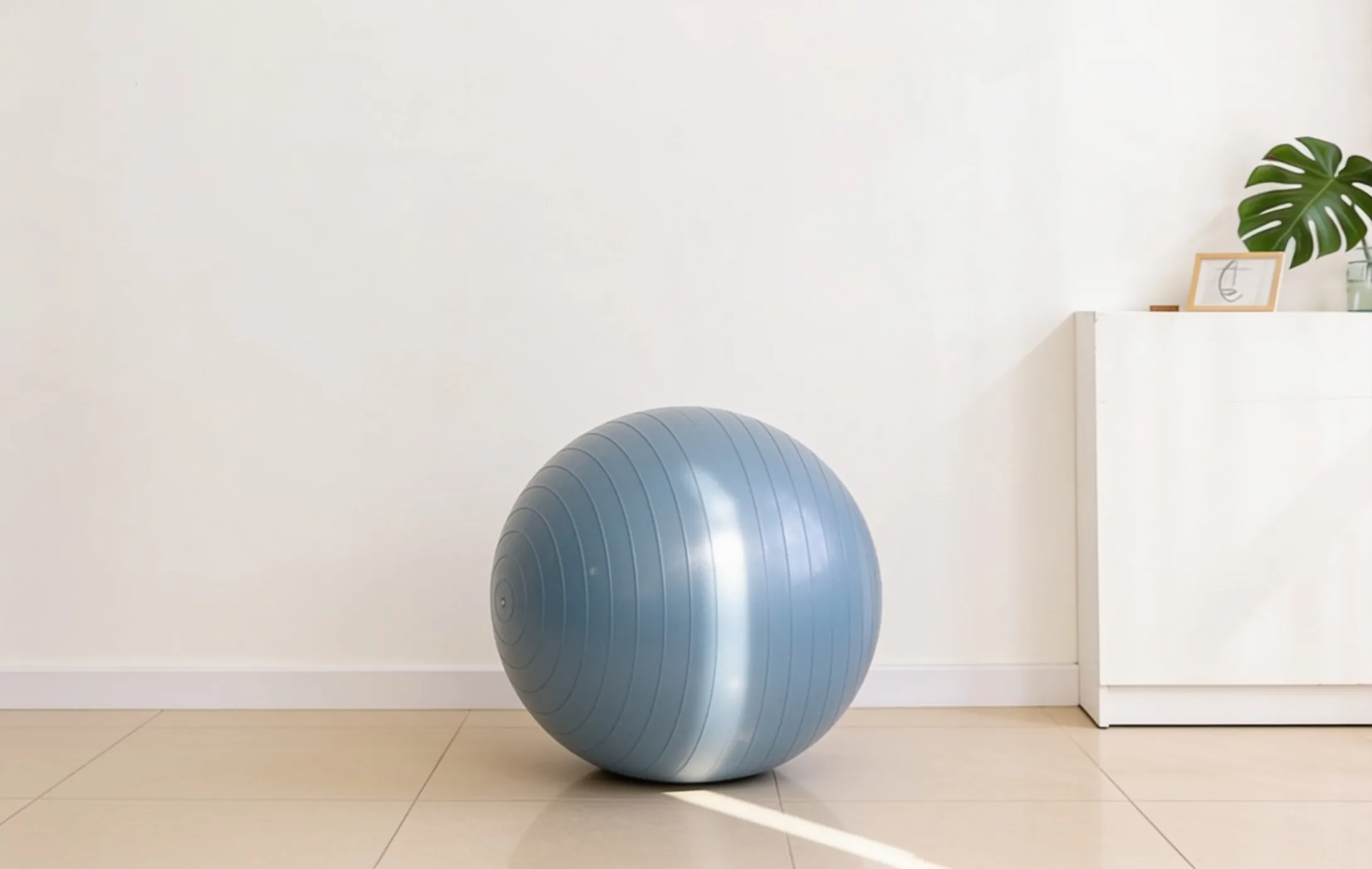 Gymnastikball in einem hellen Behandlungsraum