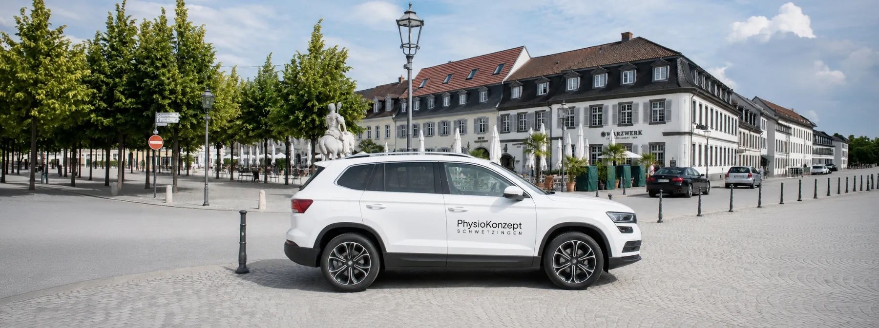 Das PhysioKonzept-Fahrzeug vor dem Schwetzinger Schloss